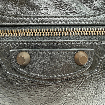 https://cdn.shopify.com/s/files/1/0564/9376/8855/files/Balenciaga_City_Bag_schwarz_12.webp?v=1782378238