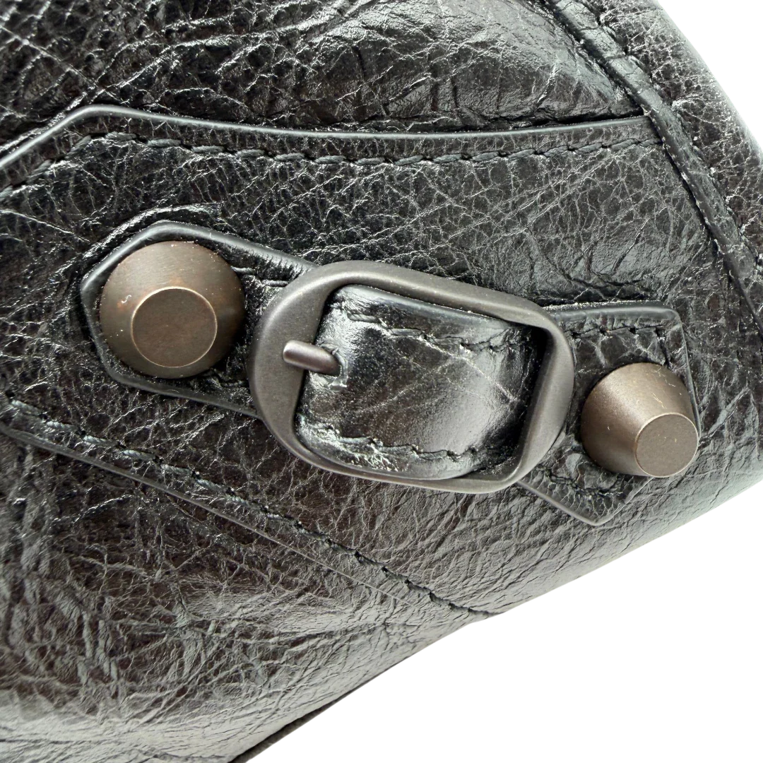 https://cdn.shopify.com/s/files/1/0564/9376/8855/files/Balenciaga_City_Bag_schwarz_13.webp?v=1782378237