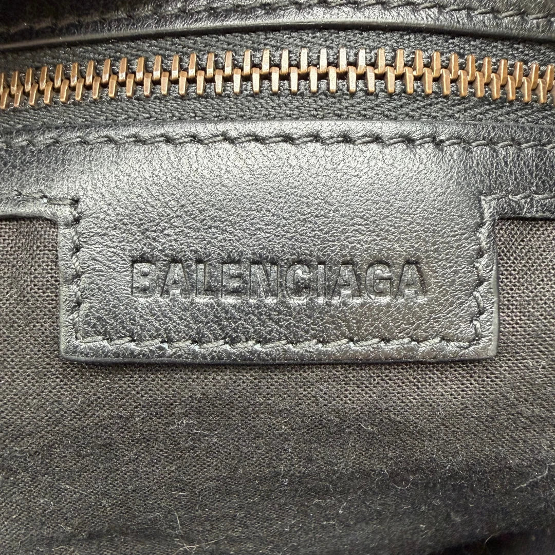 https://cdn.shopify.com/s/files/1/0564/9376/8855/files/Balenciaga_City_Bag_schwarz_15.webp?v=1782378238