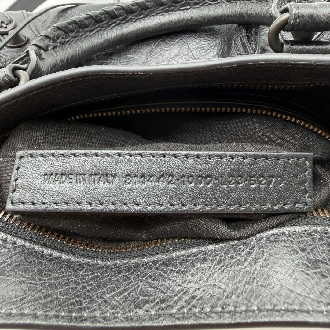 https://cdn.shopify.com/s/files/1/0564/9376/8855/files/Balenciaga_City_Bag_schwarz_16.webp?v=1782378237