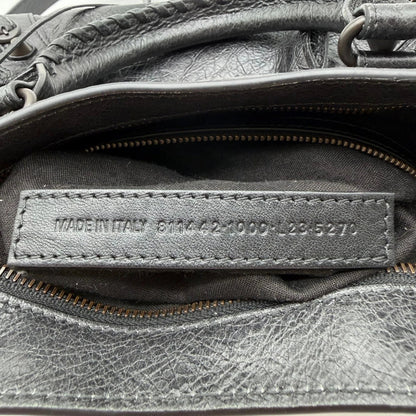 https://cdn.shopify.com/s/files/1/0564/9376/8855/files/Balenciaga_City_Bag_schwarz_16.webp?v=1782378237