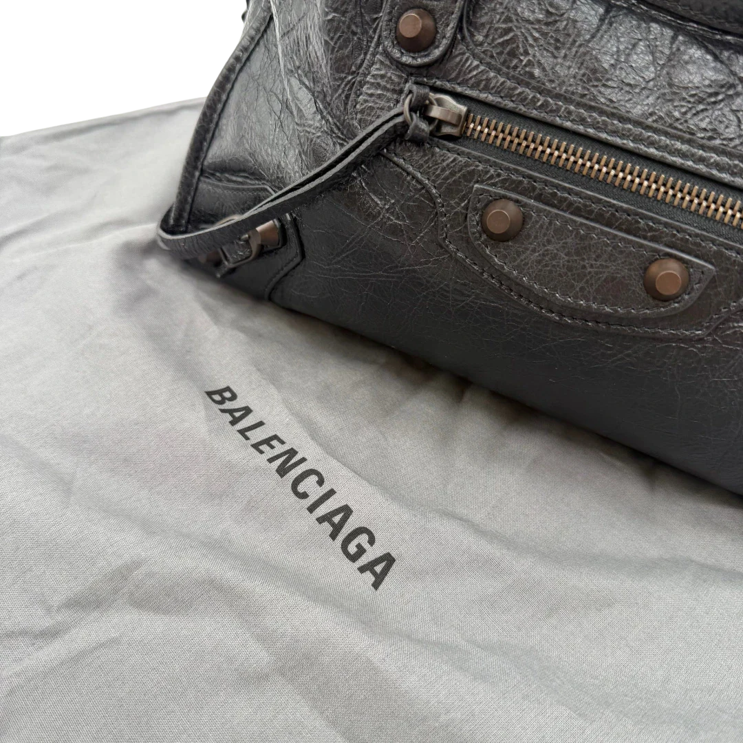 https://cdn.shopify.com/s/files/1/0564/9376/8855/files/Balenciaga_City_Bag_schwarz_17.webp?v=1782378237