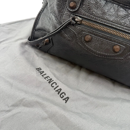https://cdn.shopify.com/s/files/1/0564/9376/8855/files/Balenciaga_City_Bag_schwarz_17.webp?v=1782378237
