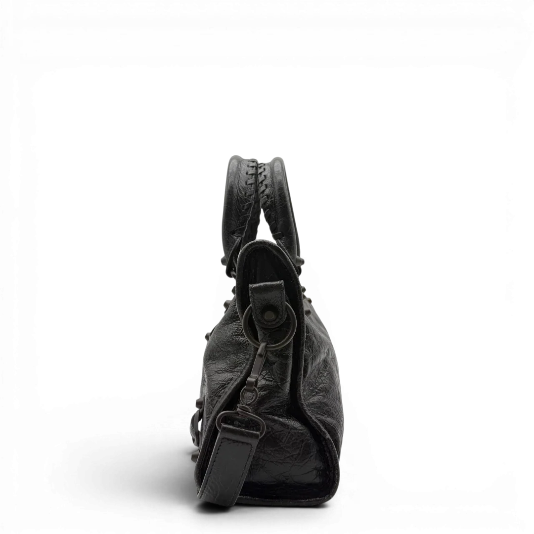 https://cdn.shopify.com/s/files/1/0564/9376/8855/files/Balenciaga_City_Bag_schwarz_3.webp?v=1782378236