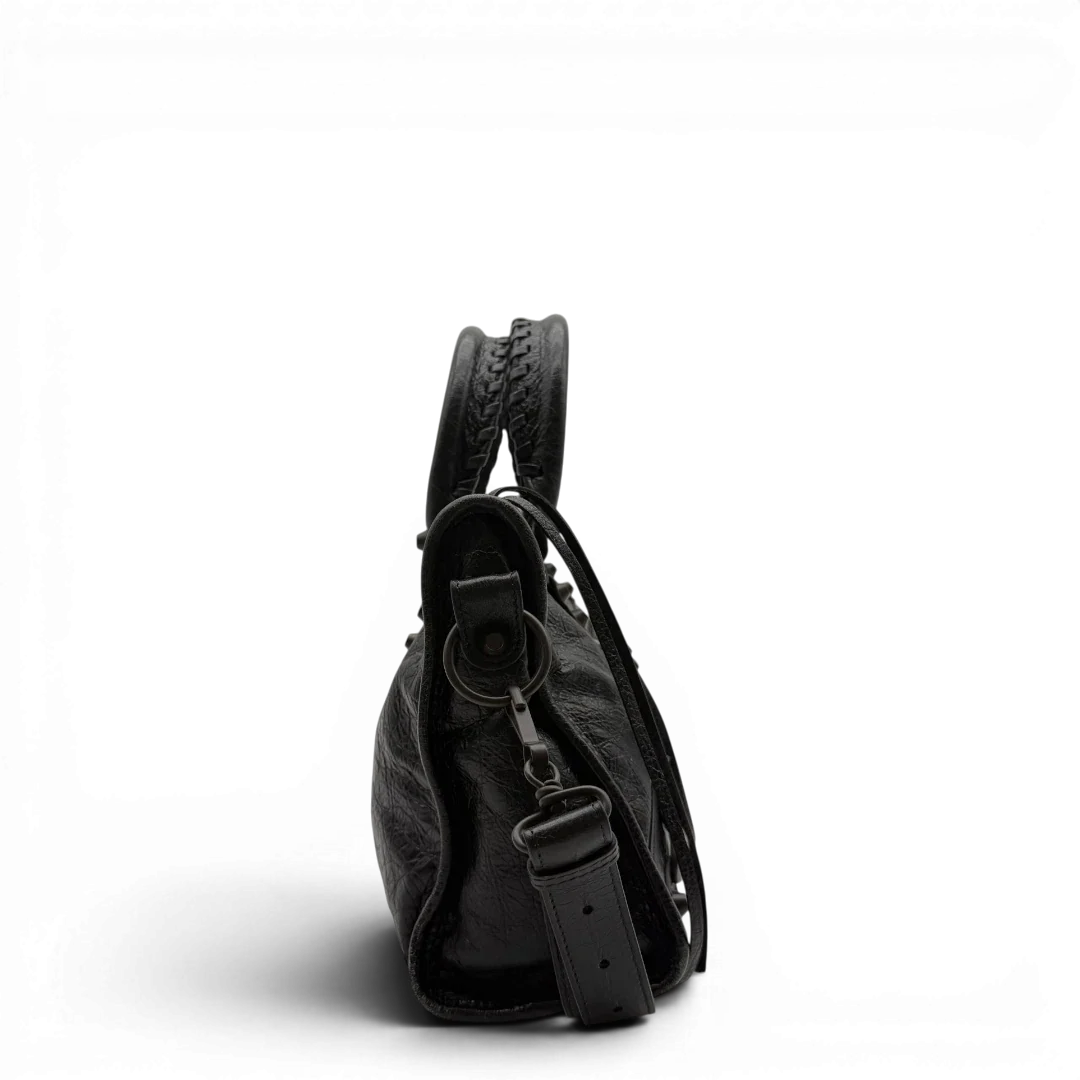 https://cdn.shopify.com/s/files/1/0564/9376/8855/files/Balenciaga_City_Bag_schwarz_4.webp?v=1782378237