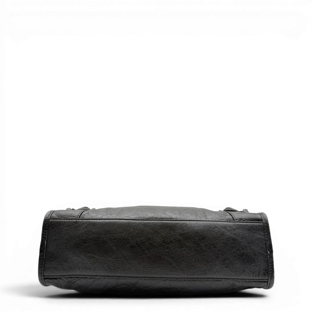 https://cdn.shopify.com/s/files/1/0564/9376/8855/files/Balenciaga_City_Bag_schwarz_5.webp?v=1782378237