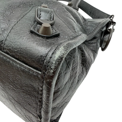 https://cdn.shopify.com/s/files/1/0564/9376/8855/files/Balenciaga_City_Bag_schwarz_6.webp?v=1782378237