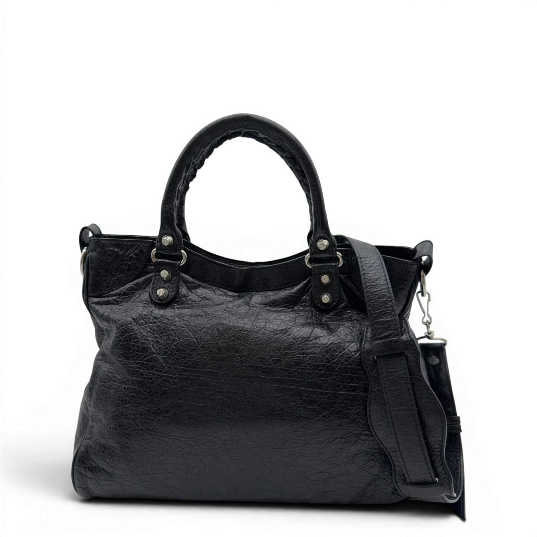 https://cdn.shopify.com/s/files/1/0564/9376/8855/files/Balenciaga_City_Velo_Umhangetasche_schwarz_Leder_vintage7567.webp?v=1779405754