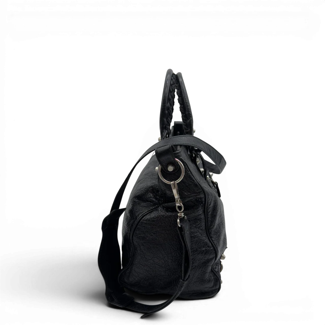 https://cdn.shopify.com/s/files/1/0564/9376/8855/files/Balenciaga_City_Velo_Umhangetasche_schwarz_Leder_vintage7568.webp?v=1779405754