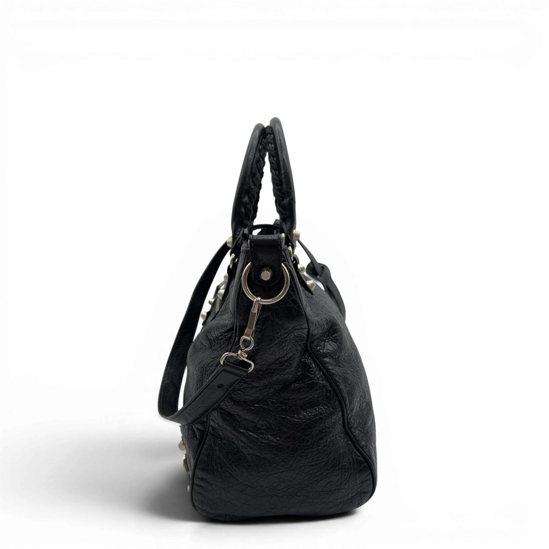 https://cdn.shopify.com/s/files/1/0564/9376/8855/files/Balenciaga_City_Velo_Umhangetasche_schwarz_Leder_vintage7569.webp?v=1779405754
