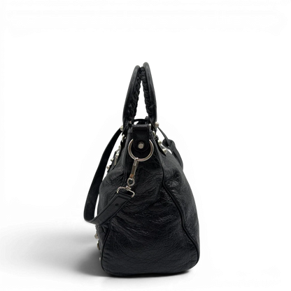 https://cdn.shopify.com/s/files/1/0564/9376/8855/files/Balenciaga_City_Velo_Umhangetasche_schwarz_Leder_vintage7569.webp?v=1779405754
