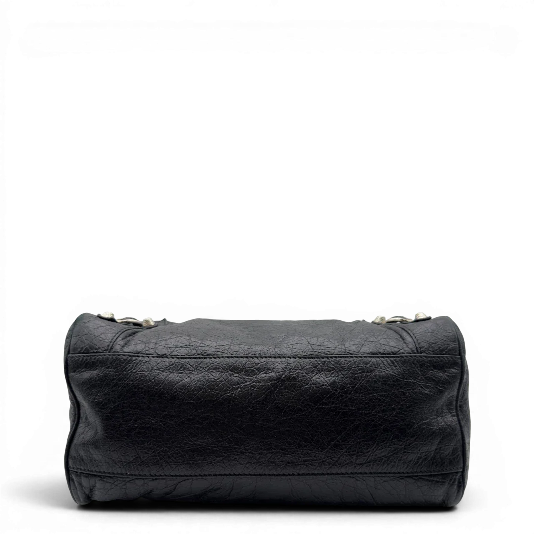 https://cdn.shopify.com/s/files/1/0564/9376/8855/files/Balenciaga_City_Velo_Umhangetasche_schwarz_Leder_vintage7570.webp?v=1779405754