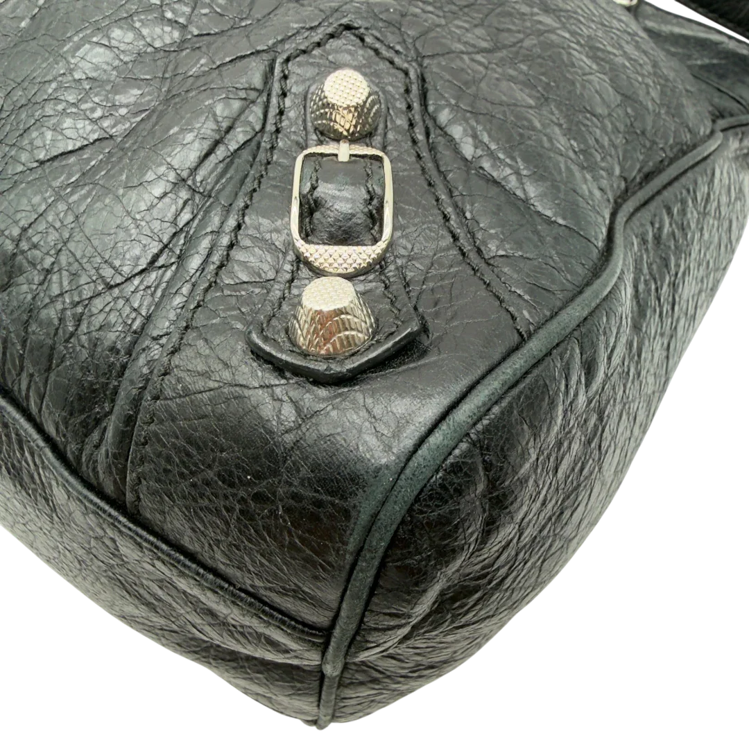 https://cdn.shopify.com/s/files/1/0564/9376/8855/files/Balenciaga_City_Velo_Umhangetasche_schwarz_Leder_vintage7571.webp?v=1779405754