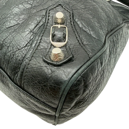 https://cdn.shopify.com/s/files/1/0564/9376/8855/files/Balenciaga_City_Velo_Umhangetasche_schwarz_Leder_vintage7571.webp?v=1779405754