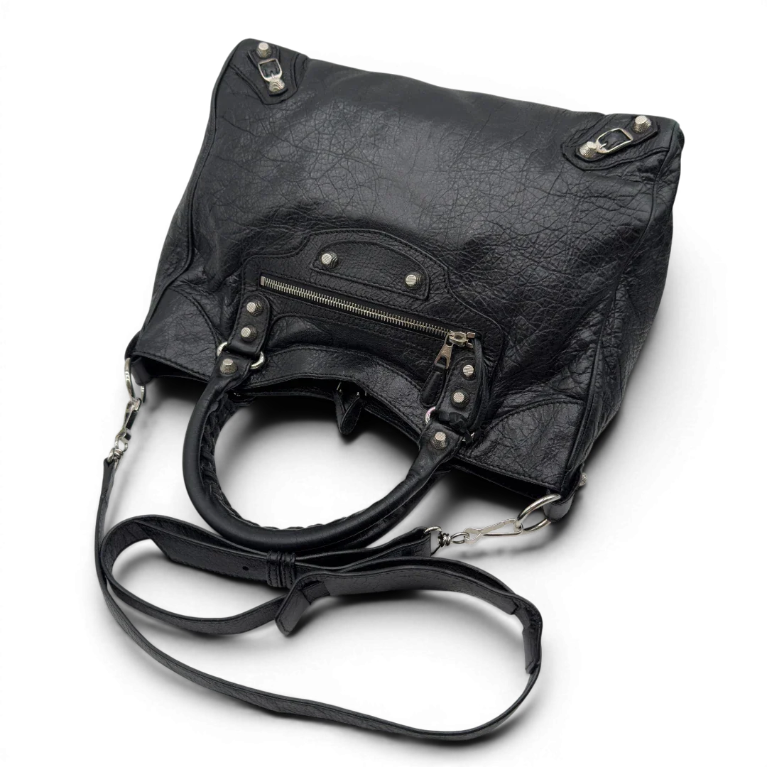 https://cdn.shopify.com/s/files/1/0564/9376/8855/files/Balenciaga_City_Velo_Umhangetasche_schwarz_Leder_vintage7575.webp?v=1779405754