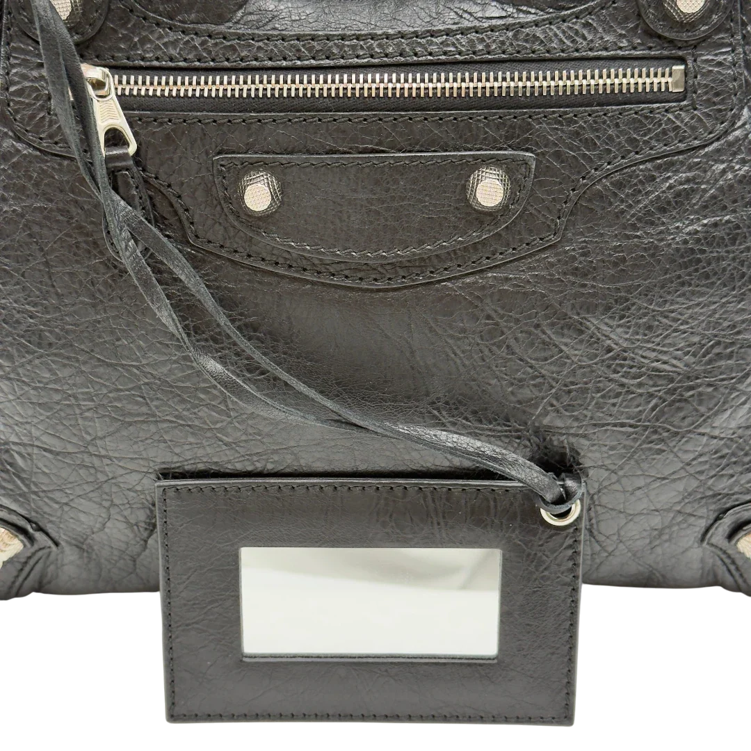 https://cdn.shopify.com/s/files/1/0564/9376/8855/files/Balenciaga_City_Velo_Umhangetasche_schwarz_Leder_vintage7576.webp?v=1779405755