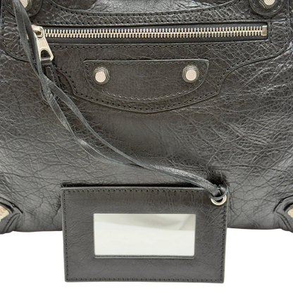 https://cdn.shopify.com/s/files/1/0564/9376/8855/files/Balenciaga_City_Velo_Umhangetasche_schwarz_Leder_vintage7576.webp?v=1779405755