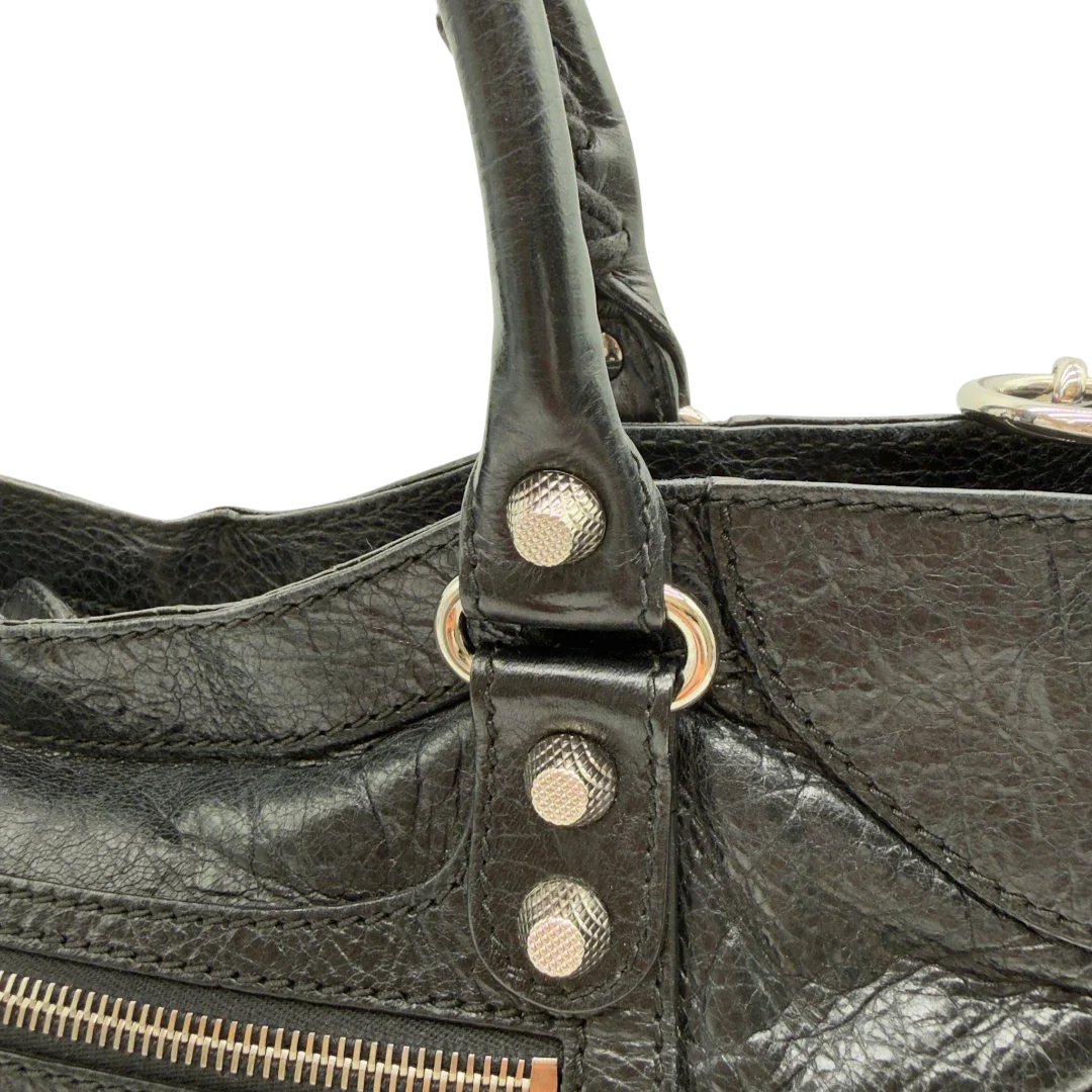 https://cdn.shopify.com/s/files/1/0564/9376/8855/files/Balenciaga_City_Velo_Umhangetasche_schwarz_Leder_vintage7577.webp?v=1779405755