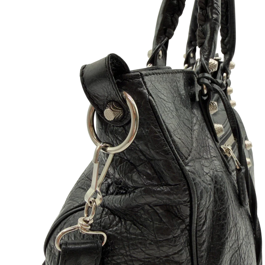 https://cdn.shopify.com/s/files/1/0564/9376/8855/files/Balenciaga_City_Velo_Umhangetasche_schwarz_Leder_vintage7578.webp?v=1779405754