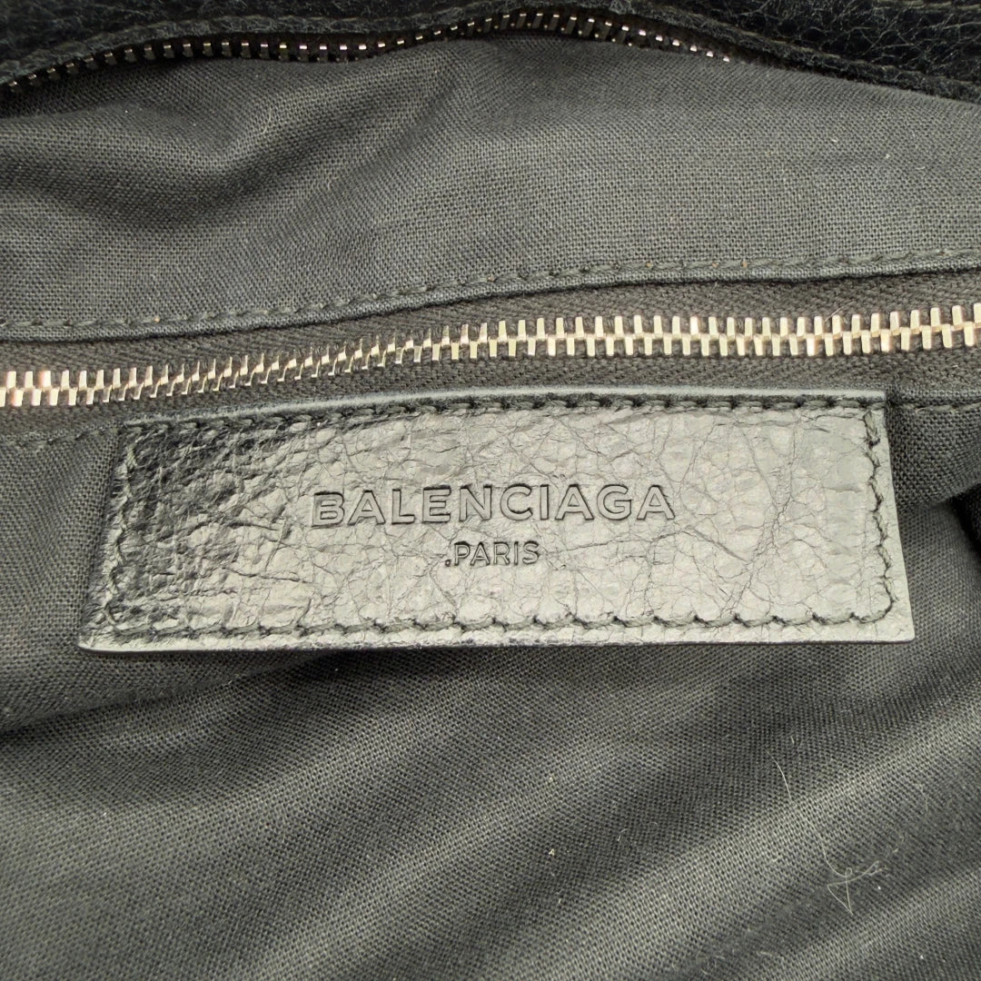 https://cdn.shopify.com/s/files/1/0564/9376/8855/files/Balenciaga_City_Velo_Umhangetasche_schwarz_Leder_vintage7580.webp?v=1779405755