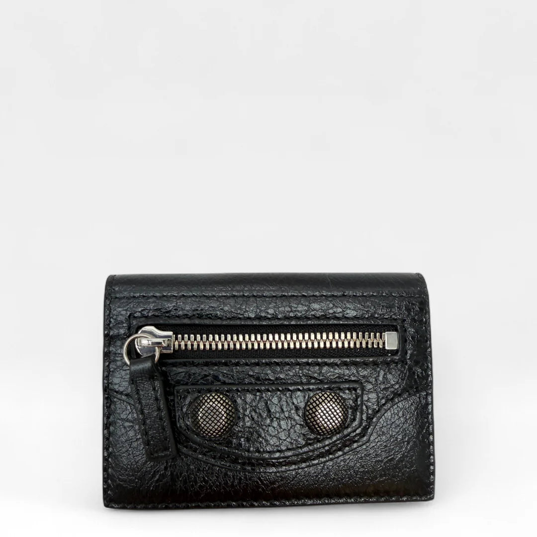 https://cdn.shopify.com/s/files/1/0564/9376/8855/files/Balenciaga_Geldbeutel_Bi-fold_aus_Leder_schwarz_wallet0411.webp?v=1761139717