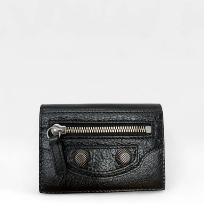 https://cdn.shopify.com/s/files/1/0564/9376/8855/files/Balenciaga_Geldbeutel_Bi-fold_aus_Leder_schwarz_wallet0411.webp?v=1761139717