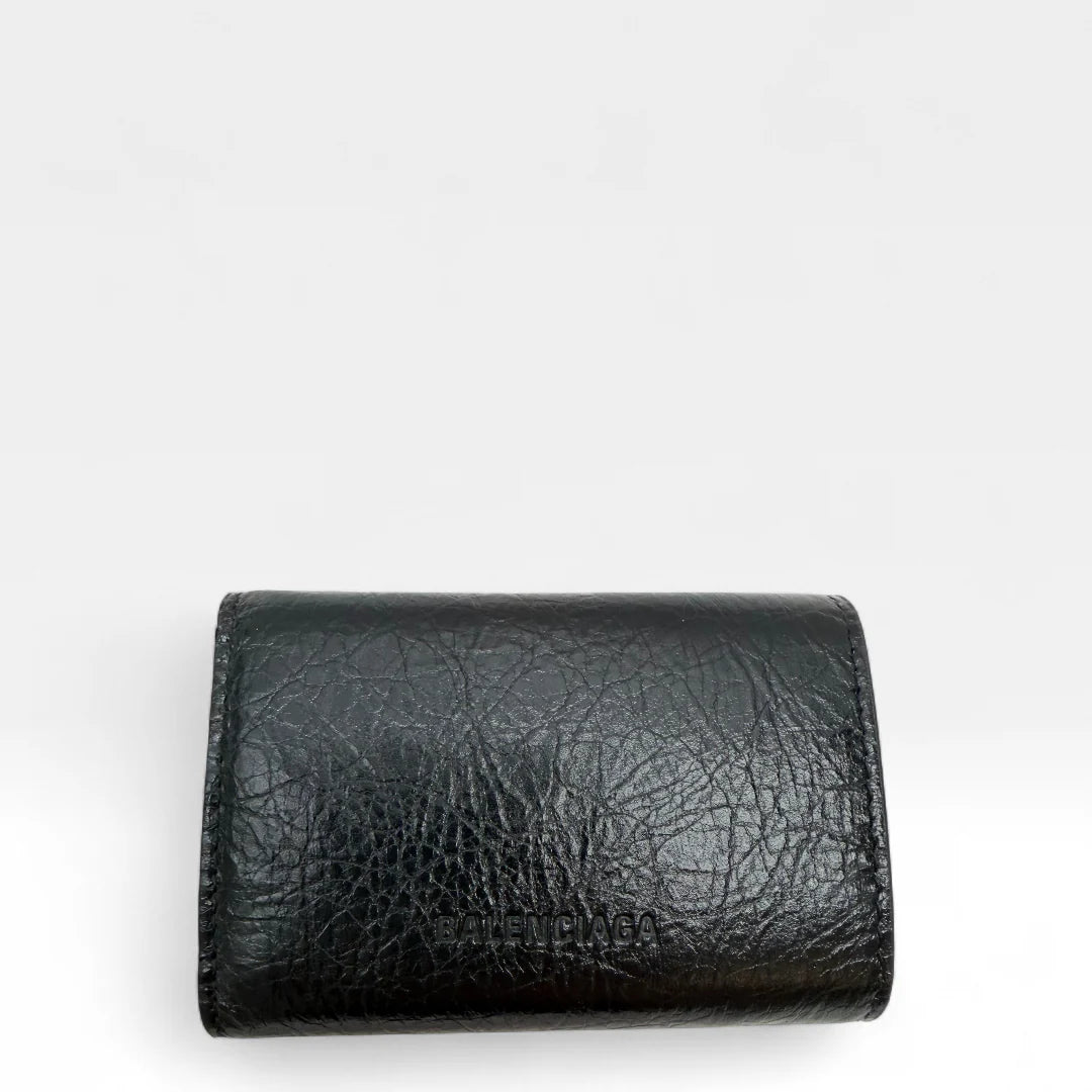 https://cdn.shopify.com/s/files/1/0564/9376/8855/files/Balenciaga_Geldbeutel_Bi-fold_aus_Leder_schwarz_wallet0413.webp?v=1761139717