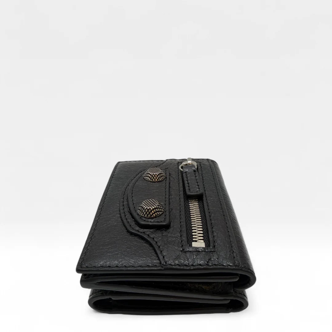 https://cdn.shopify.com/s/files/1/0564/9376/8855/files/Balenciaga_Geldbeutel_Bi-fold_aus_Leder_schwarz_wallet0416.webp?v=1761139717
