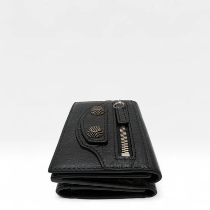 https://cdn.shopify.com/s/files/1/0564/9376/8855/files/Balenciaga_Geldbeutel_Bi-fold_aus_Leder_schwarz_wallet0416.webp?v=1761139717