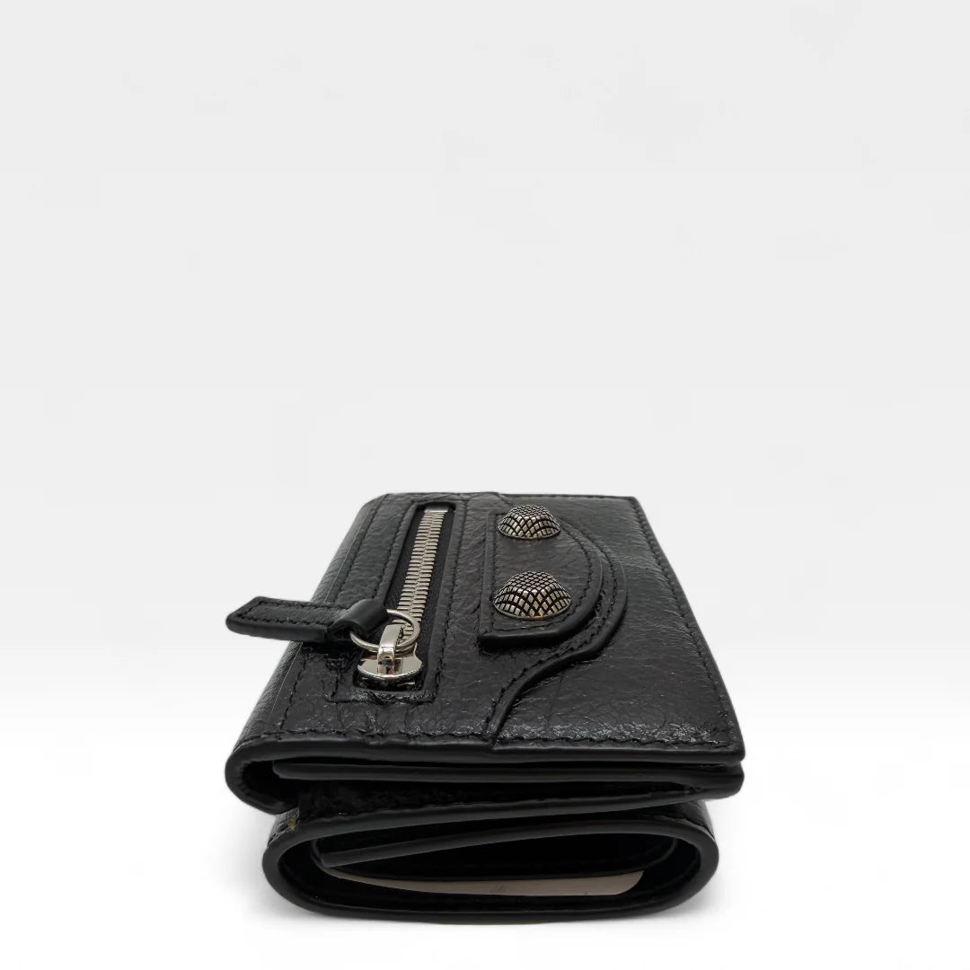 https://cdn.shopify.com/s/files/1/0564/9376/8855/files/Balenciaga_Geldbeutel_Bi-fold_aus_Leder_schwarz_wallet0417.webp?v=1761139717