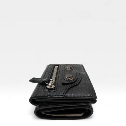 https://cdn.shopify.com/s/files/1/0564/9376/8855/files/Balenciaga_Geldbeutel_Bi-fold_aus_Leder_schwarz_wallet0417.webp?v=1761139717