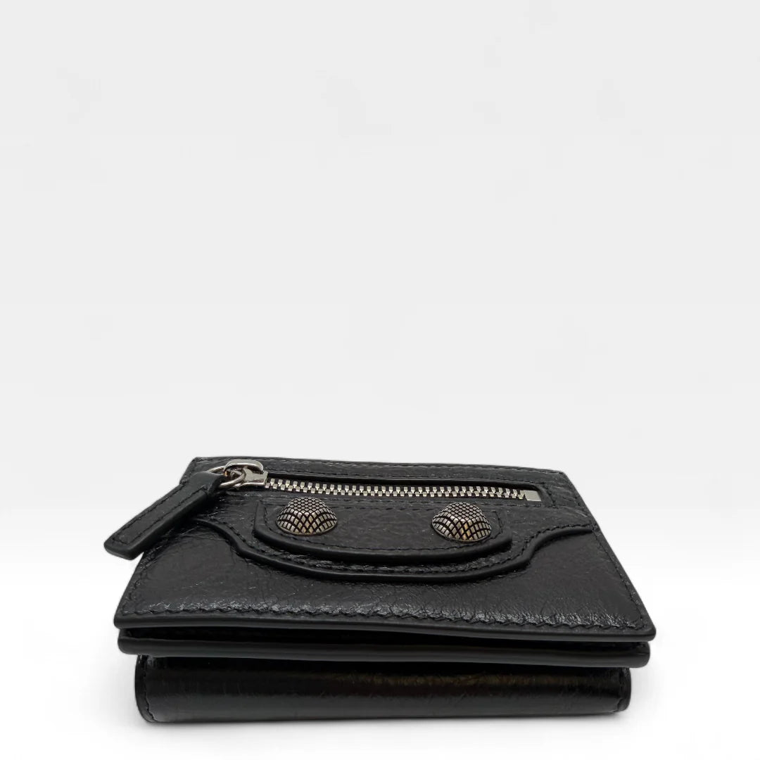 https://cdn.shopify.com/s/files/1/0564/9376/8855/files/Balenciaga_Geldbeutel_Bi-fold_aus_Leder_schwarz_wallet0418.webp?v=1761139716