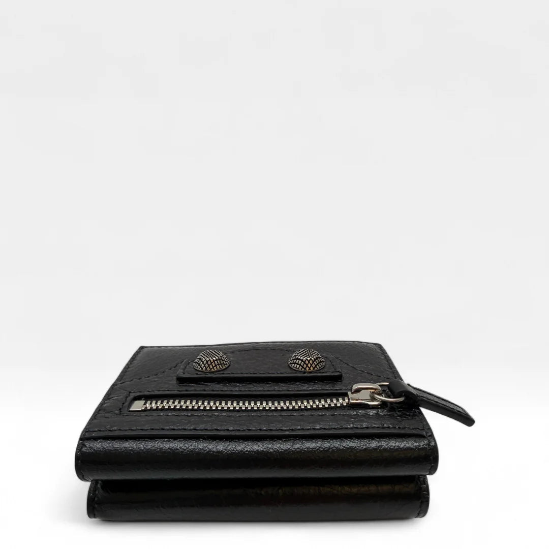 https://cdn.shopify.com/s/files/1/0564/9376/8855/files/Balenciaga_Geldbeutel_Bi-fold_aus_Leder_schwarz_wallet0419.webp?v=1761139716