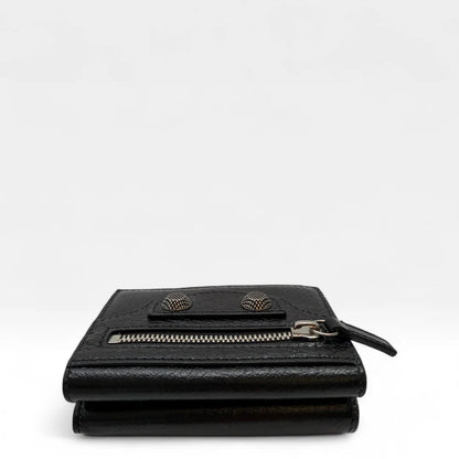 https://cdn.shopify.com/s/files/1/0564/9376/8855/files/Balenciaga_Geldbeutel_Bi-fold_aus_Leder_schwarz_wallet0419.webp?v=1761139716