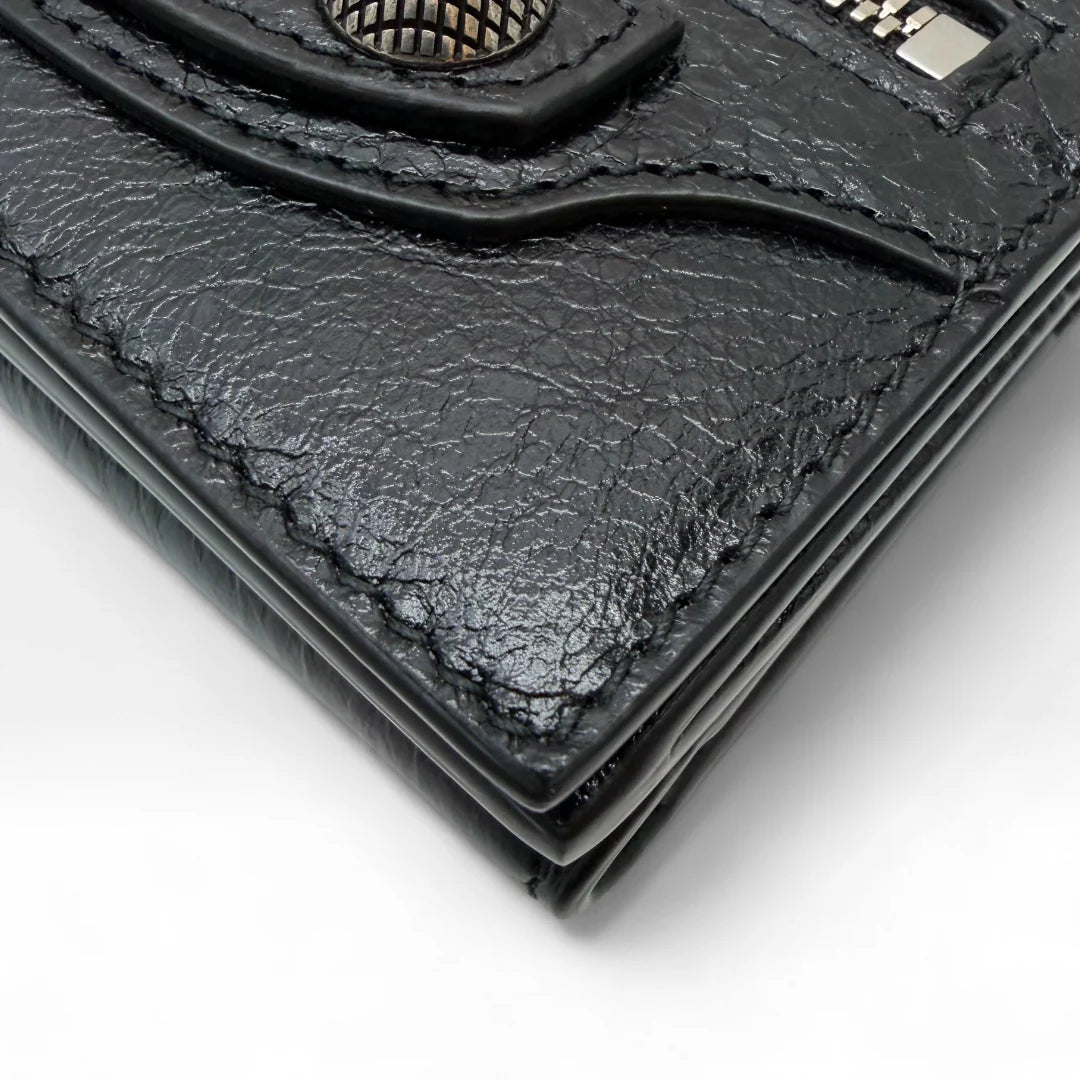 https://cdn.shopify.com/s/files/1/0564/9376/8855/files/Balenciaga_Geldbeutel_Bi-fold_aus_Leder_schwarz_wallet0420.webp?v=1761139717