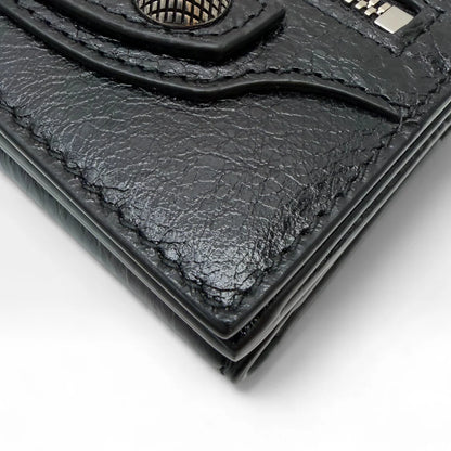 https://cdn.shopify.com/s/files/1/0564/9376/8855/files/Balenciaga_Geldbeutel_Bi-fold_aus_Leder_schwarz_wallet0420.webp?v=1761139717
