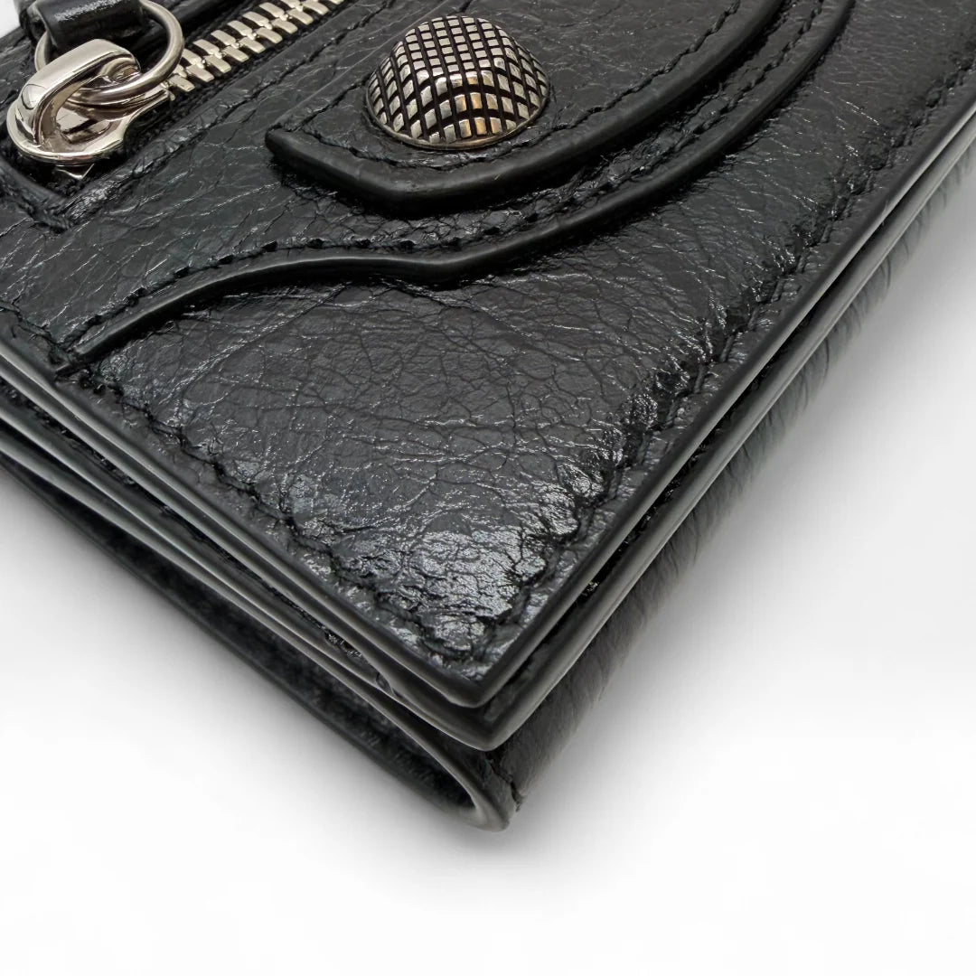 https://cdn.shopify.com/s/files/1/0564/9376/8855/files/Balenciaga_Geldbeutel_Bi-fold_aus_Leder_schwarz_wallet0421.webp?v=1761139717