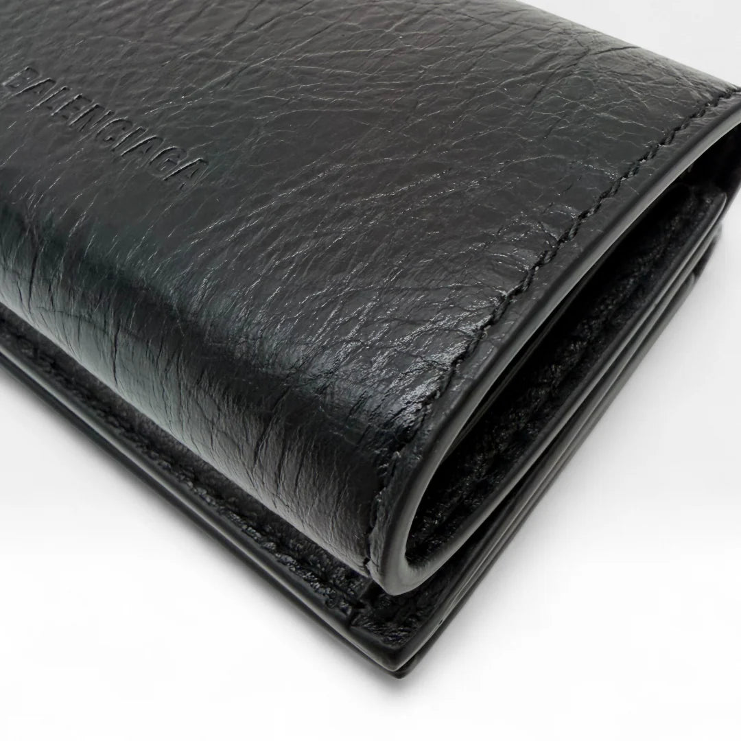 https://cdn.shopify.com/s/files/1/0564/9376/8855/files/Balenciaga_Geldbeutel_Bi-fold_aus_Leder_schwarz_wallet0422.webp?v=1761139717
