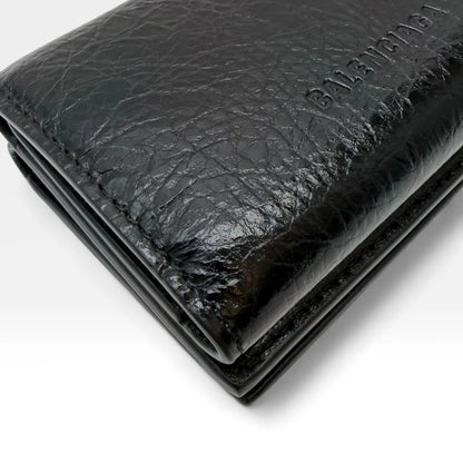 https://cdn.shopify.com/s/files/1/0564/9376/8855/files/Balenciaga_Geldbeutel_Bi-fold_aus_Leder_schwarz_wallet0423.webp?v=1761139717
