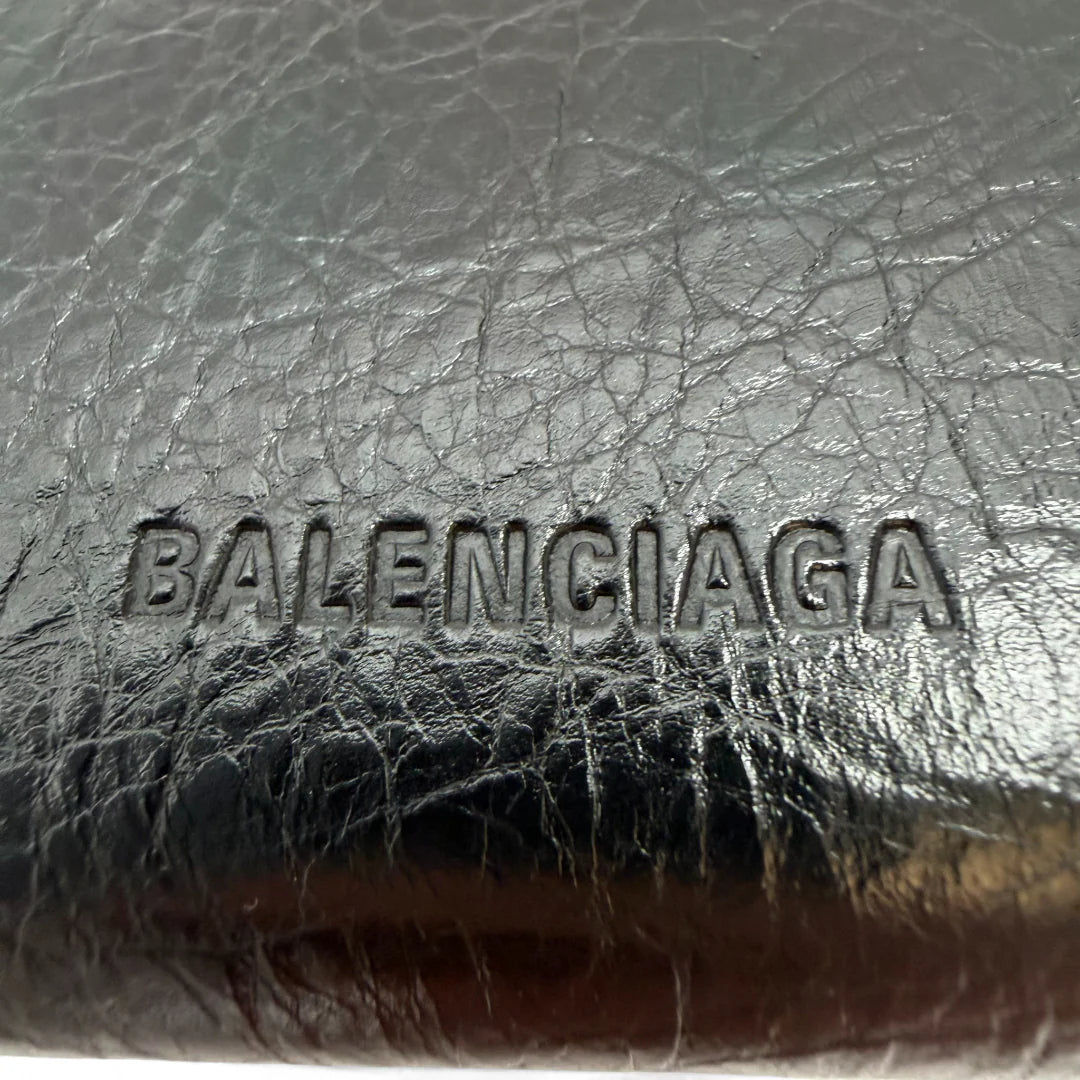https://cdn.shopify.com/s/files/1/0564/9376/8855/files/Balenciaga_Geldbeutel_Bi-fold_aus_Leder_schwarz_wallet0427.webp?v=1761139717
