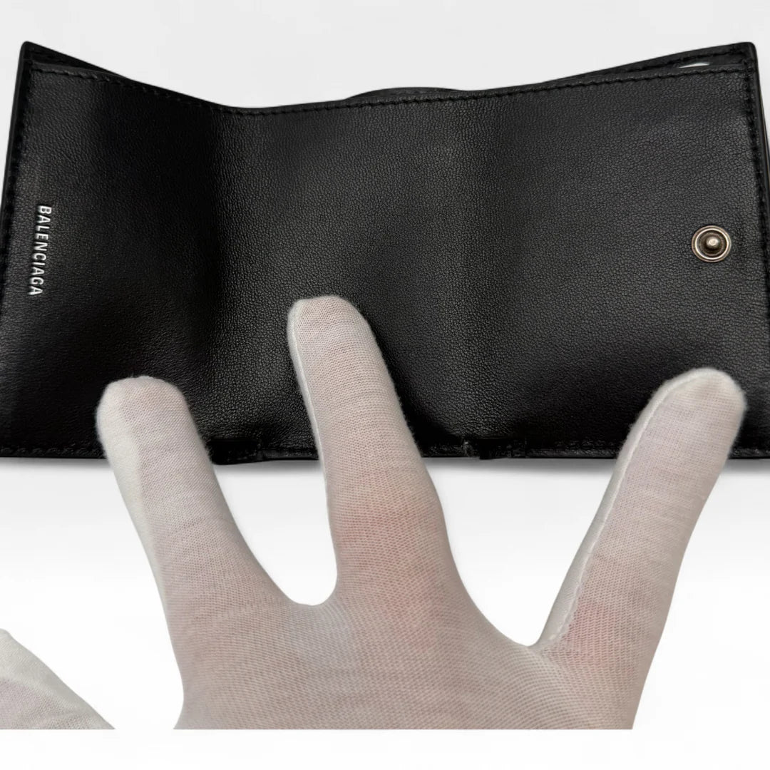 https://cdn.shopify.com/s/files/1/0564/9376/8855/files/Balenciaga_Geldbeutel_Bi-fold_aus_Leder_schwarz_wallet0428.webp?v=1761139717
