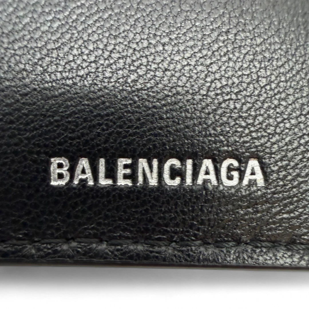 https://cdn.shopify.com/s/files/1/0564/9376/8855/files/Balenciaga_Geldbeutel_Bi-fold_aus_Leder_schwarz_wallet0432.webp?v=1761139717