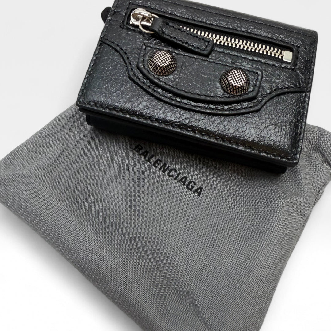 https://cdn.shopify.com/s/files/1/0564/9376/8855/files/Balenciaga_Geldbeutel_Bi-fold_aus_Leder_schwarz_wallet0434.webp?v=1761139717