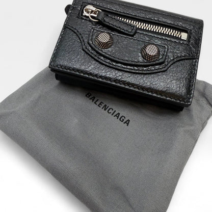 https://cdn.shopify.com/s/files/1/0564/9376/8855/files/Balenciaga_Geldbeutel_Bi-fold_aus_Leder_schwarz_wallet0434.webp?v=1761139717