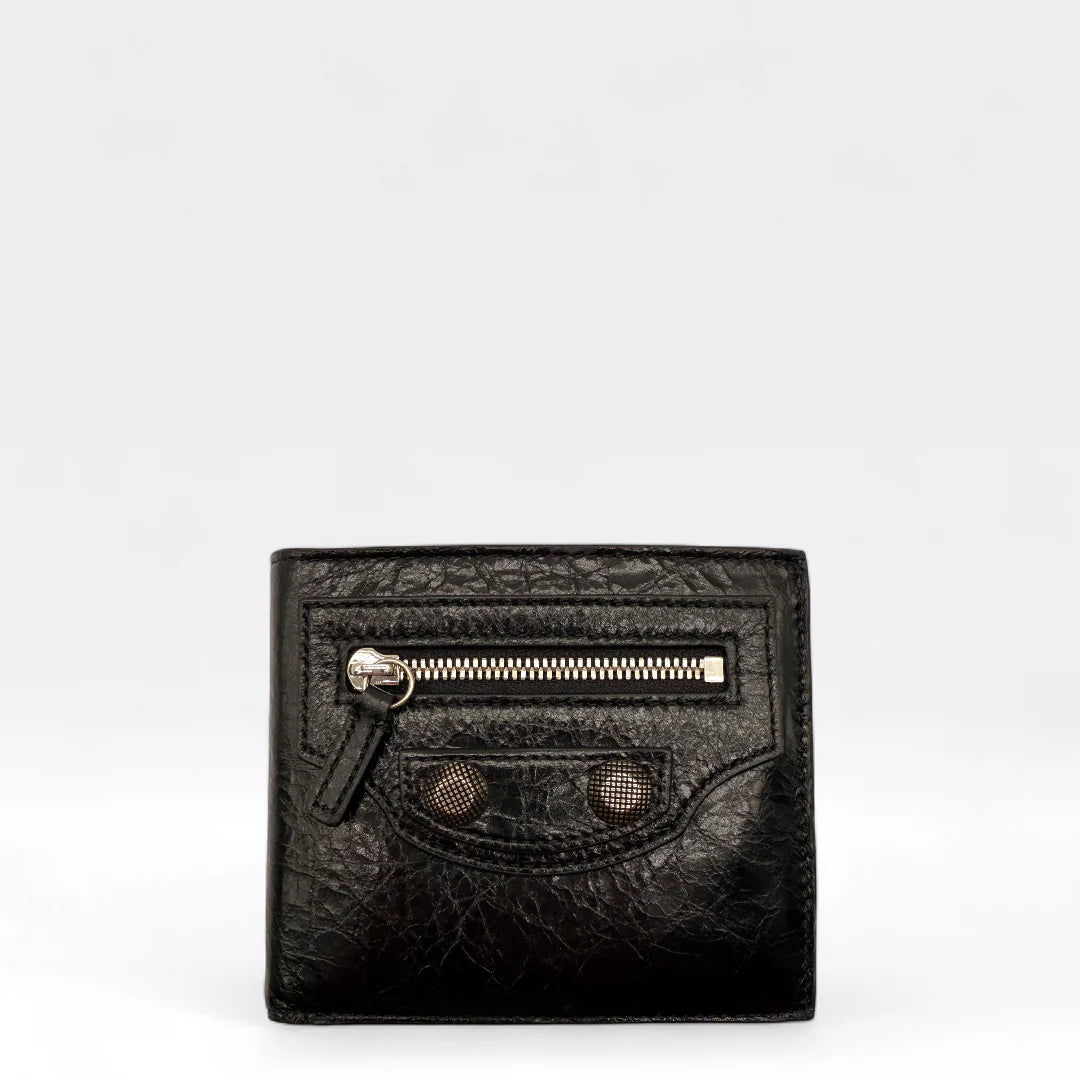 https://cdn.shopify.com/s/files/1/0564/9376/8855/files/Balenciaga_Geldbeutel_aus_Leder_schwarz_wallet0719.webp?v=1761139928