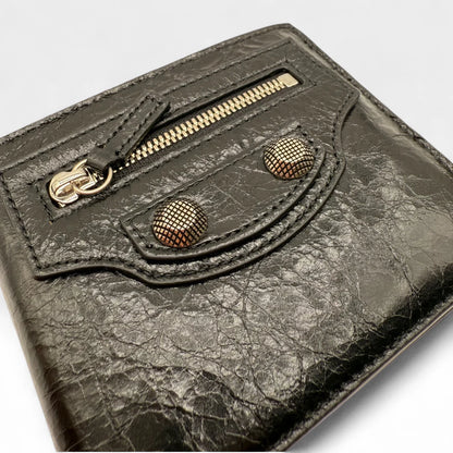 https://cdn.shopify.com/s/files/1/0564/9376/8855/files/Balenciaga_Geldbeutel_aus_Leder_schwarz_wallet0730.webp?v=1761139929