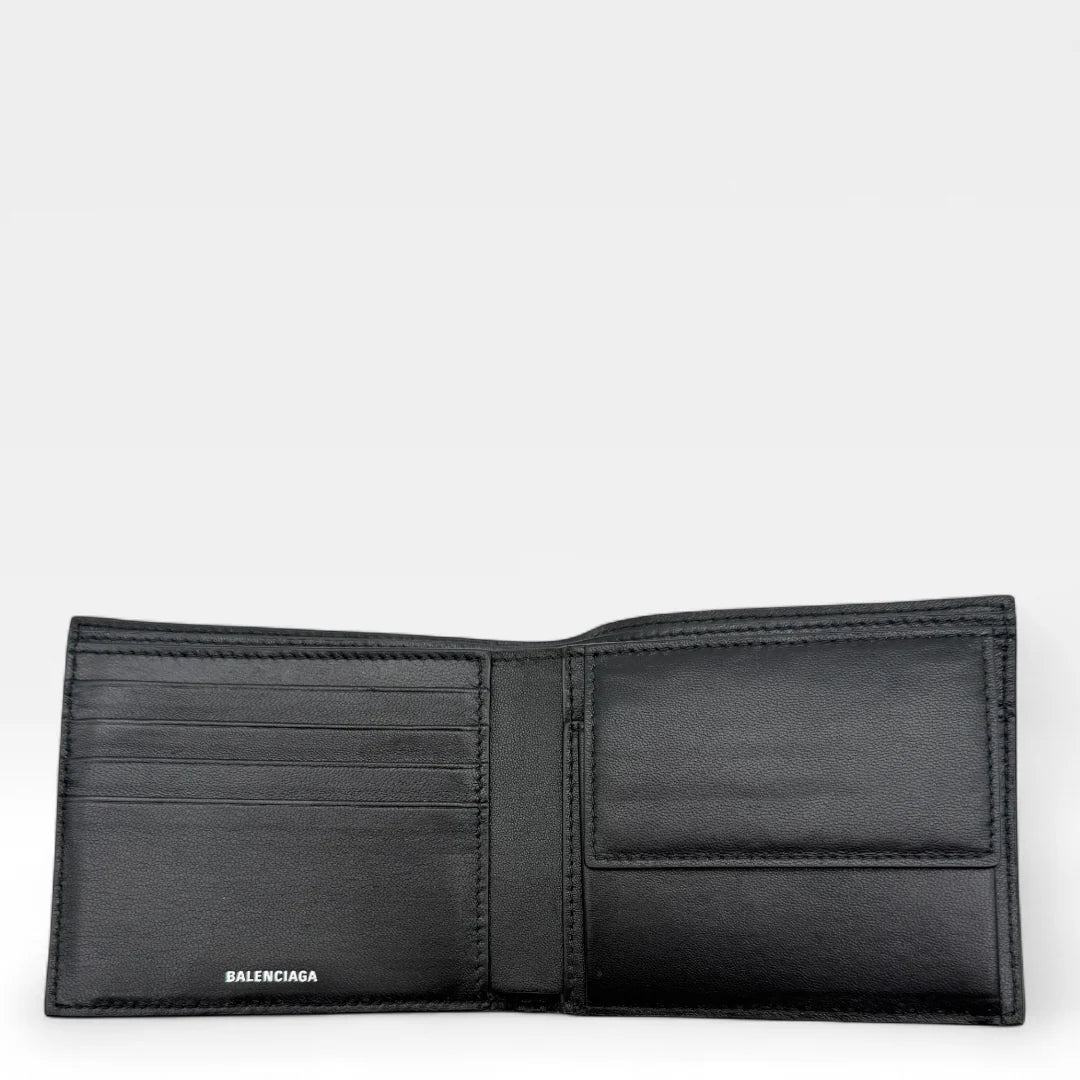 https://cdn.shopify.com/s/files/1/0564/9376/8855/files/Balenciaga_Geldbeutel_aus_Leder_schwarz_wallet0733.webp?v=1761139928