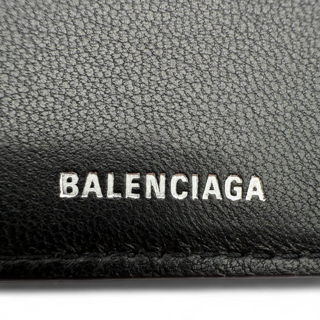 https://cdn.shopify.com/s/files/1/0564/9376/8855/files/Balenciaga_Geldbeutel_aus_Leder_schwarz_wallet0737.webp?v=1761139929