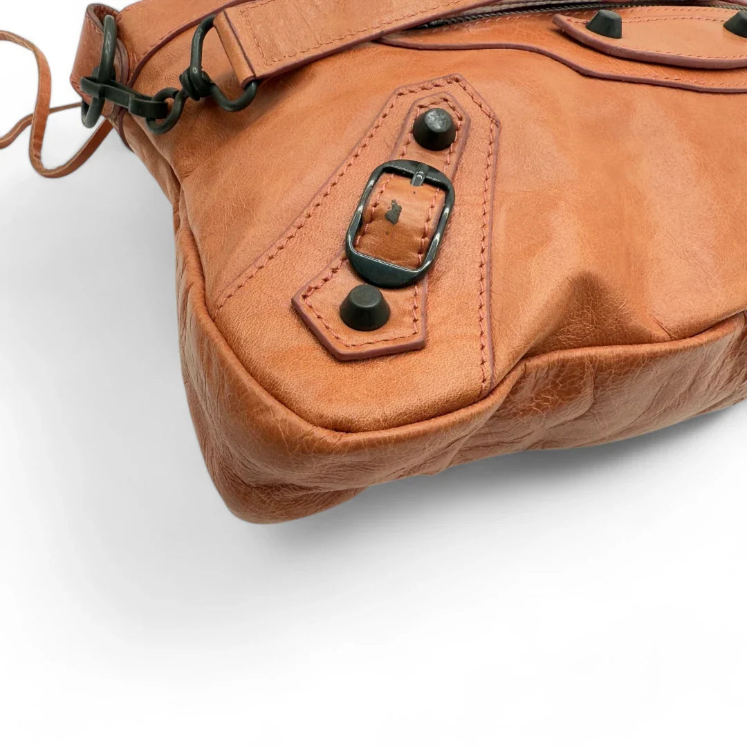 https://cdn.shopify.com/s/files/1/0564/9376/8855/files/Balenciaga_Handtasche_City_bag_mit_Schultergurt_aus_Leder_orange_vintage_designer_handbag_1428.webp?v=1741787907
