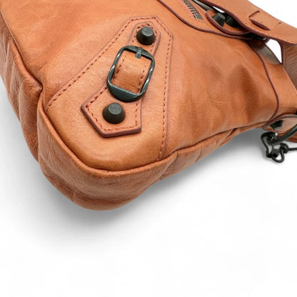 https://cdn.shopify.com/s/files/1/0564/9376/8855/files/Balenciaga_Handtasche_City_bag_mit_Schultergurt_aus_Leder_orange_vintage_designer_handbag_1429.webp?v=1741787907